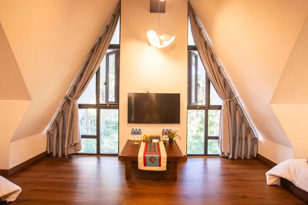 không gian áp mái cao trần tại Casa Vanilla Măng Đen