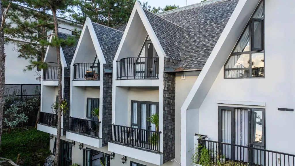 Không gian Casa Vanilla Măng Đen giữa rừng thông, phù hợp người muốn nơi lưu trú Măng Đen có gu và yên tĩnh