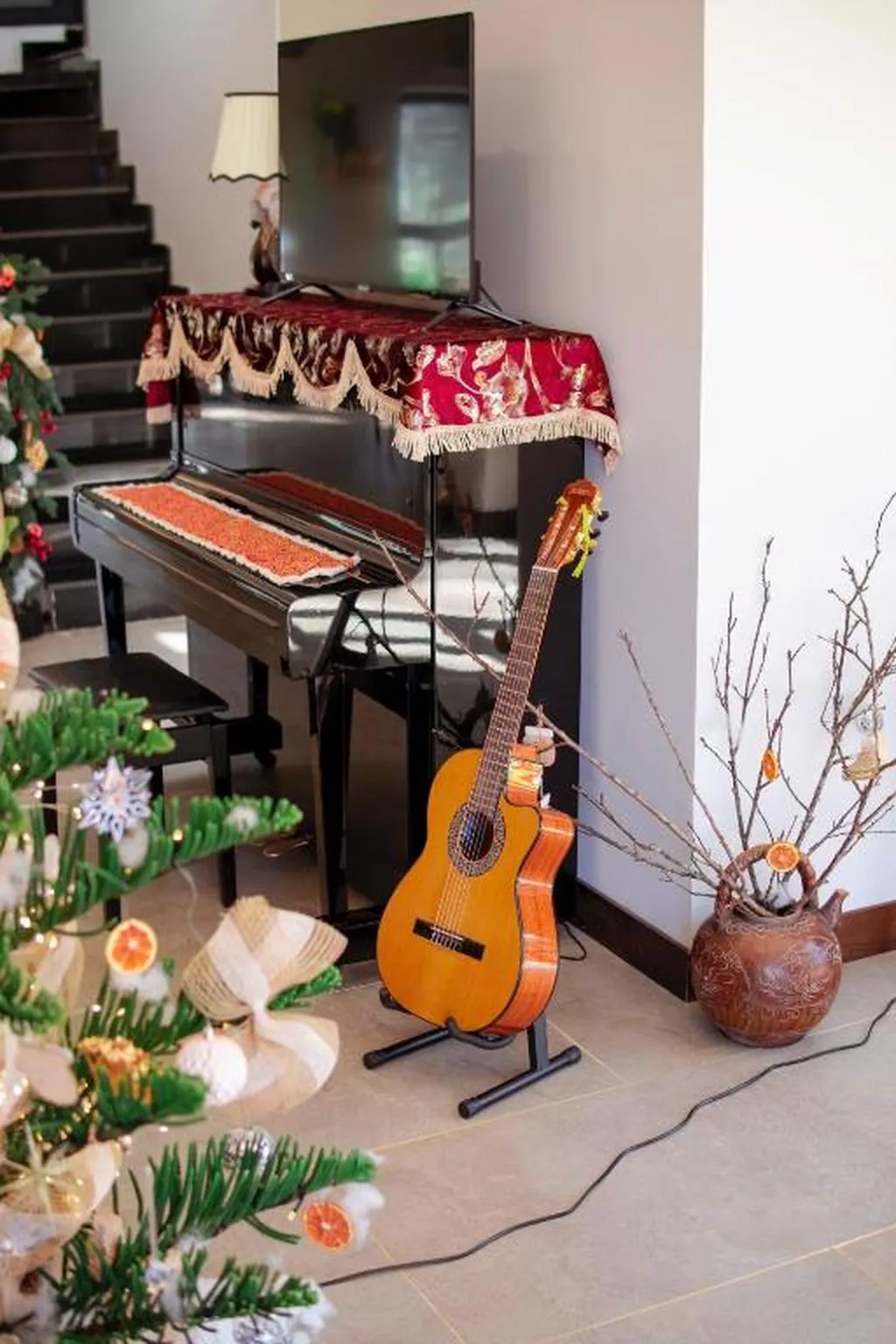 góc đàn piano và guitar trong không gian chung của Casa Vanilla Măng Đen