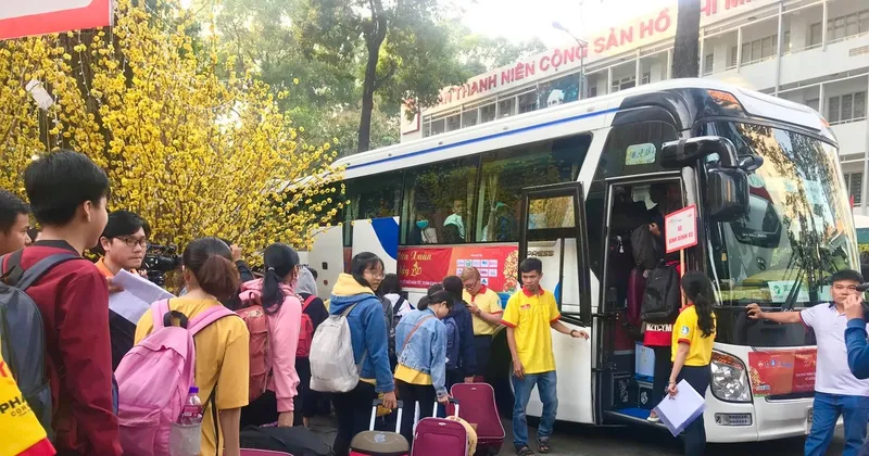 Xe kh&aacute;ch TP.HCM Măng Đen: h&agrave;nh kh&aacute;ch l&ecirc;n xe giường nằm trước chuyến đi đường d&agrave;i