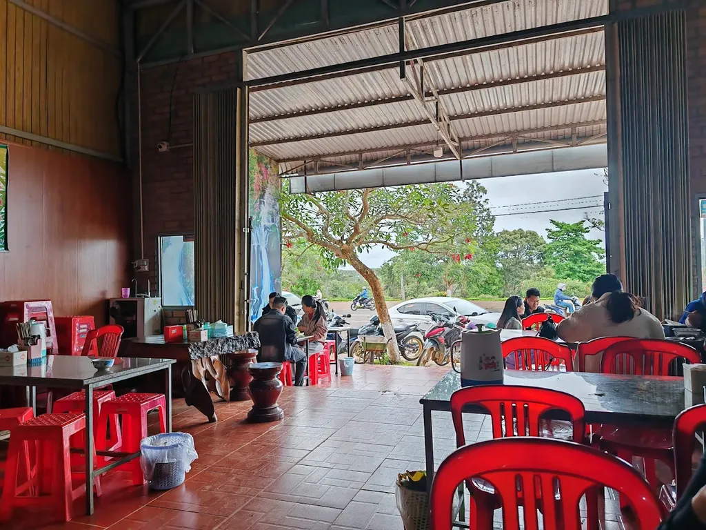 kh&ocirc;ng gian ngồi ăn b&ecirc;n trong qu&aacute;n A Kay 7 Măng Đen với b&agrave;n ghế đỏ