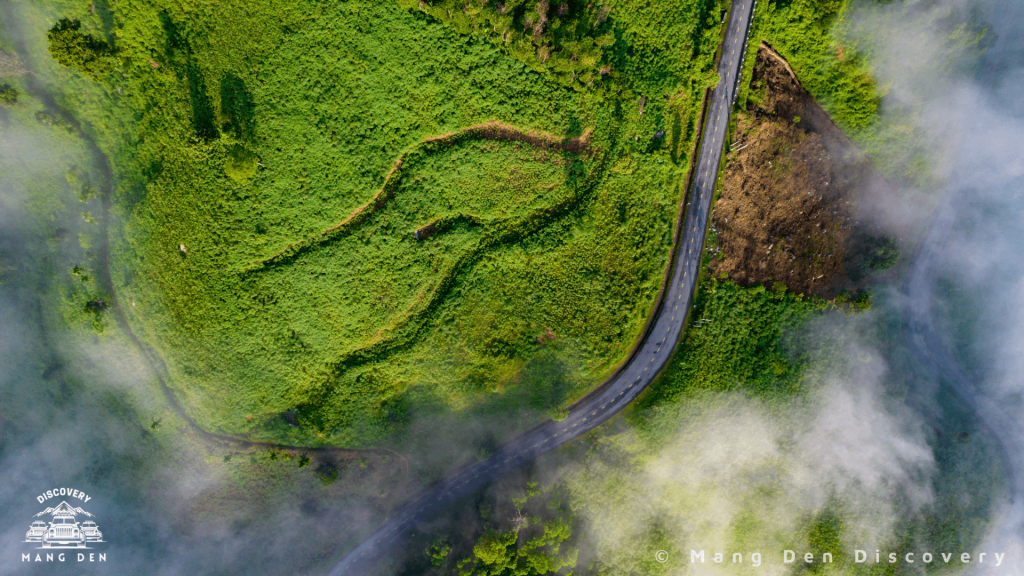 Từ Quảng Ng&atilde;i đi Măng Đen: cung đường Quốc lộ 24 qua đ&egrave;o Vi &Ocirc; Lắc nh&igrave;n từ tr&ecirc;n cao