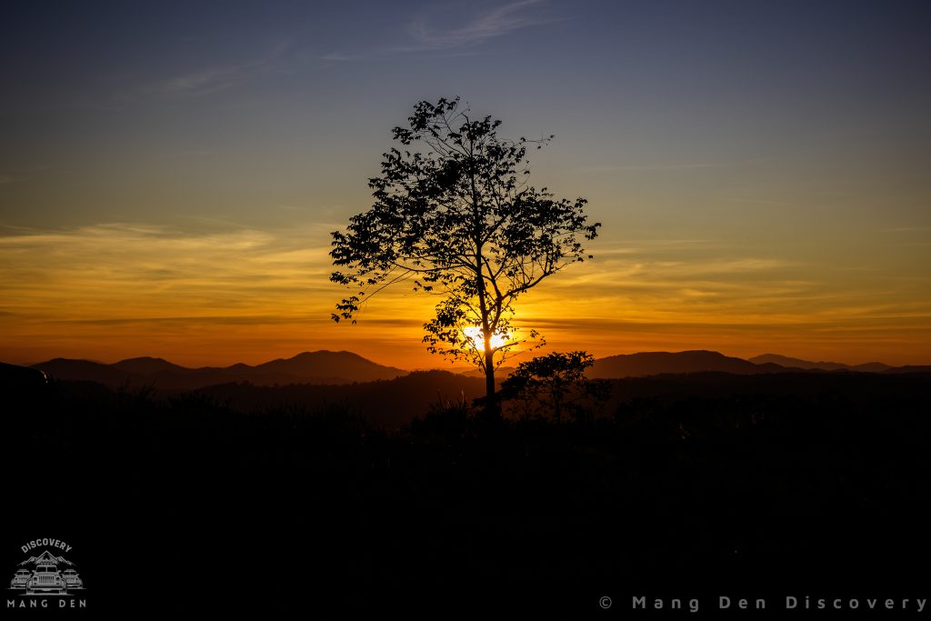 Đường Quảng Ng&atilde;i Măng Đen: ho&agrave;ng h&ocirc;n tr&ecirc;n cung đường n&uacute;i gần Măng Đen