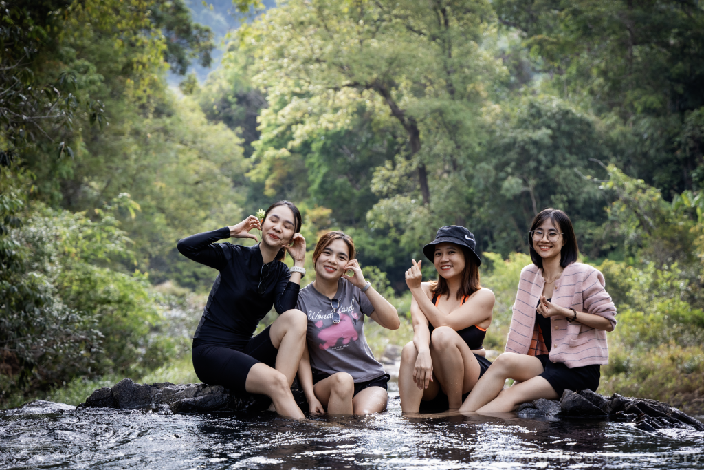 Nhóm bạn chụp ảnh bên suối ở Măng Đen