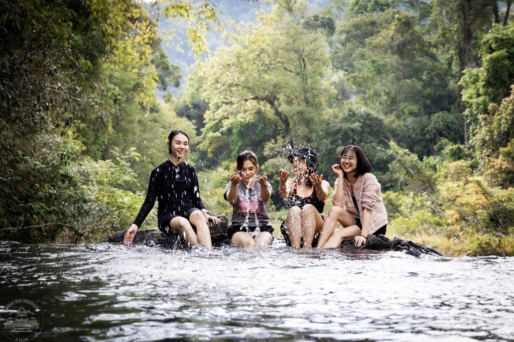 Review Măng Đen – đoàn khách đi bộ trekking trong rừng già Kon Tu Ma