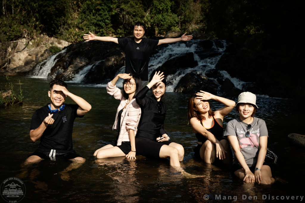 nh&oacute;m bạn tắm suối trong tour Măng Đen cho nh&oacute;m bạn tại Măng Đen Discovery Retreat