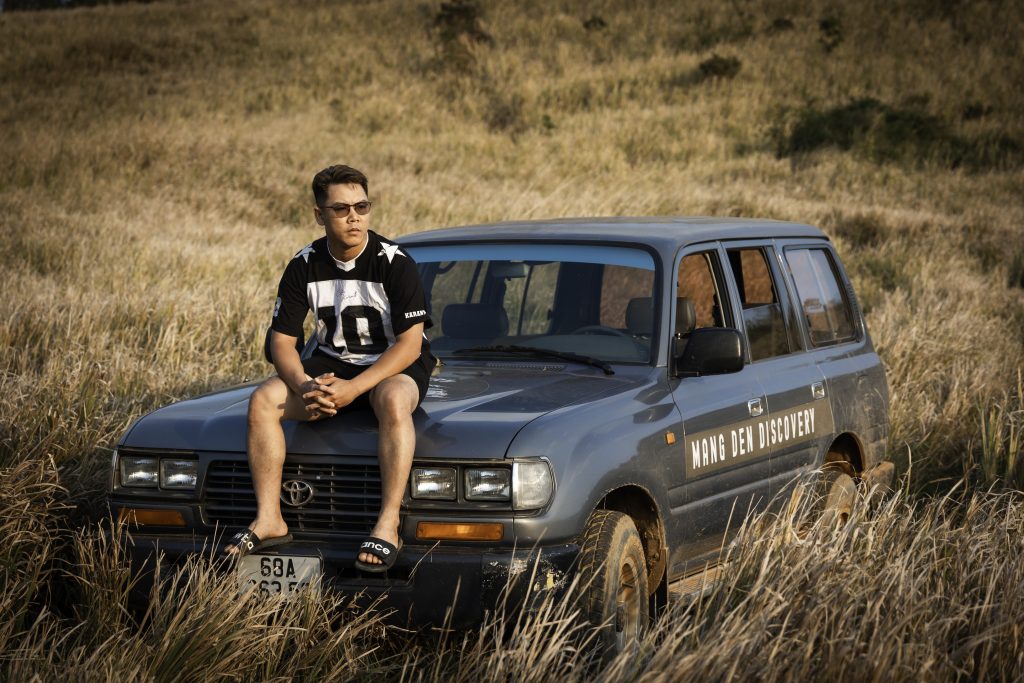 Măng Đen c&aacute;ch Pleiku bao xa: xe địa phương tr&ecirc;n đồi cỏ trong h&agrave;nh tr&igrave;nh từ Pleiku đi Măng Đen