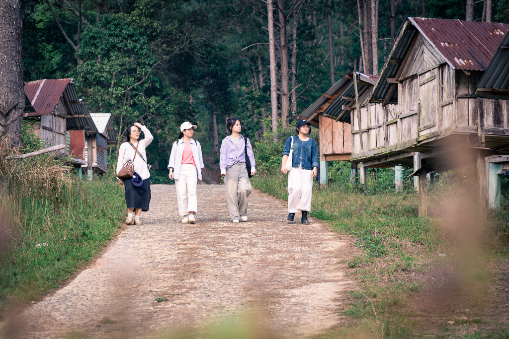 Măng Đen Ở Đ&acirc;u: du kh&aacute;ch đi bộ qua l&agrave;ng bản với nh&agrave; gỗ truyền thống gần Măng Đen