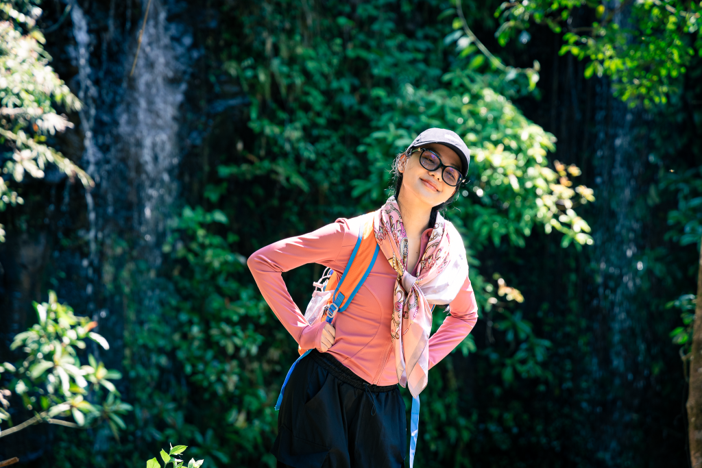 c&ocirc; g&aacute;i tham gia tour trekking kon tu ma chụp ảnh tại th&aacute;c nước, lu&ocirc;n chuẩn bị kỹ c&aacute;c vật dụng đễ d&agrave;ng trả lời c&acirc;u hỏi đi trekking Kon Tu Ma cần chuẩn bị g&igrave;?