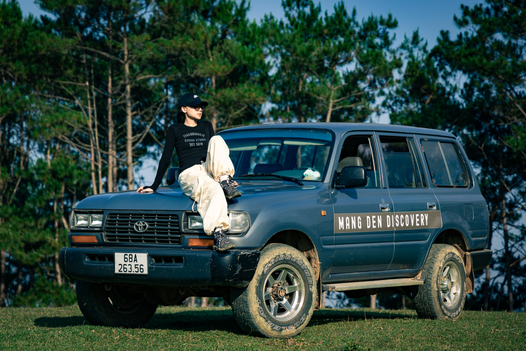 Tự l&aacute;i Đ&agrave; Nẵng Măng Đen: xe địa h&igrave;nh dừng giữa rừng th&ocirc;ng trong chuyến đi Măng Đen