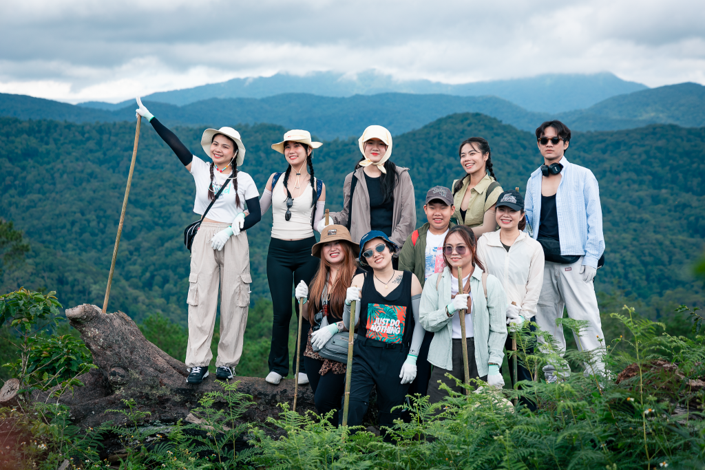 Măng Đen Ở Đ&acirc;u: nh&oacute;m du kh&aacute;ch đứng tr&ecirc;n điểm nh&igrave;n n&uacute;i rừng trong h&agrave;nh tr&igrave;nh trekking Măng Đen