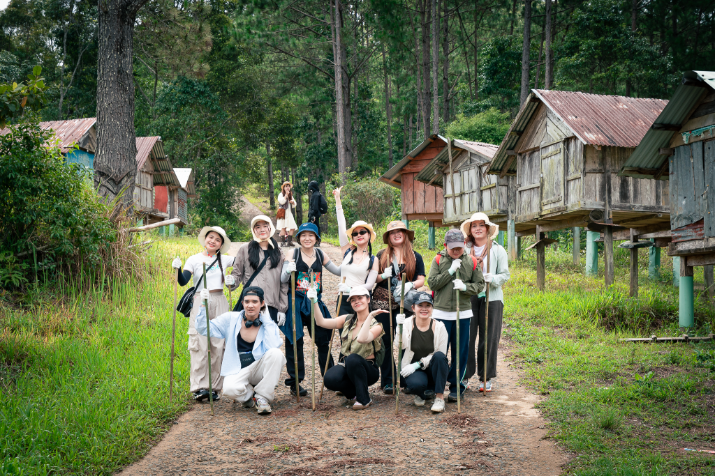 3 ng&agrave;y 2 đ&ecirc;m ở Măng Đen: đo&agrave;n du kh&aacute;ch tại khu nh&agrave; l&uacute;a trong l&agrave;ng Kon Tu Ma