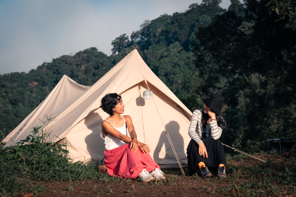 camping Măng Đen với lều trại, &aacute;nh s&aacute;ng buổi tối v&agrave; kh&ocirc;ng gian ngo&agrave;i trời giữa thi&ecirc;n nhi&ecirc;n