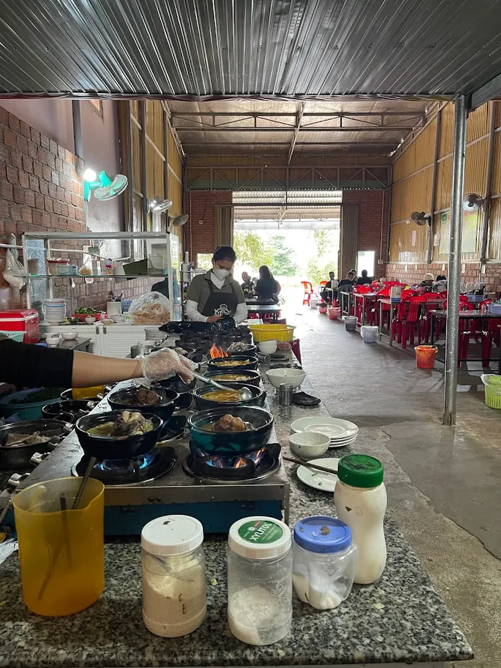 kh&ocirc;ng gian phục vụ b&ecirc;n trong qu&aacute;n A Kay 7 nh&igrave;n từ khu bếp ra ngo&agrave;i