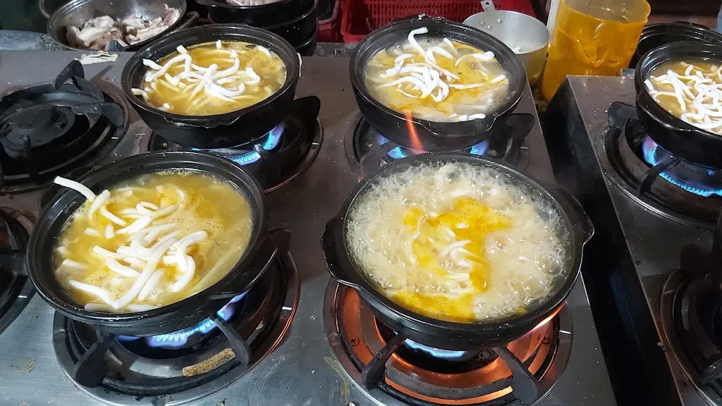 thố b&aacute;nh canh đang s&ocirc;i tr&ecirc;n bếp tại A Kay 7