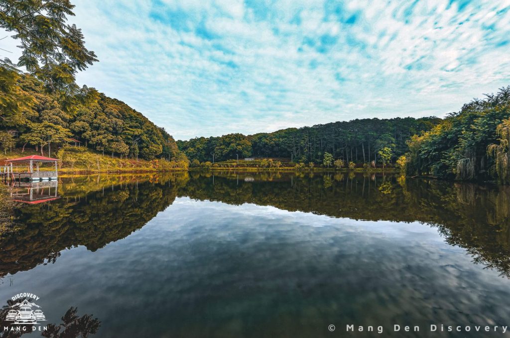 Review Măng Đen – mặt hồ yên ả giữa rừng thông nhìn từ góc cao
