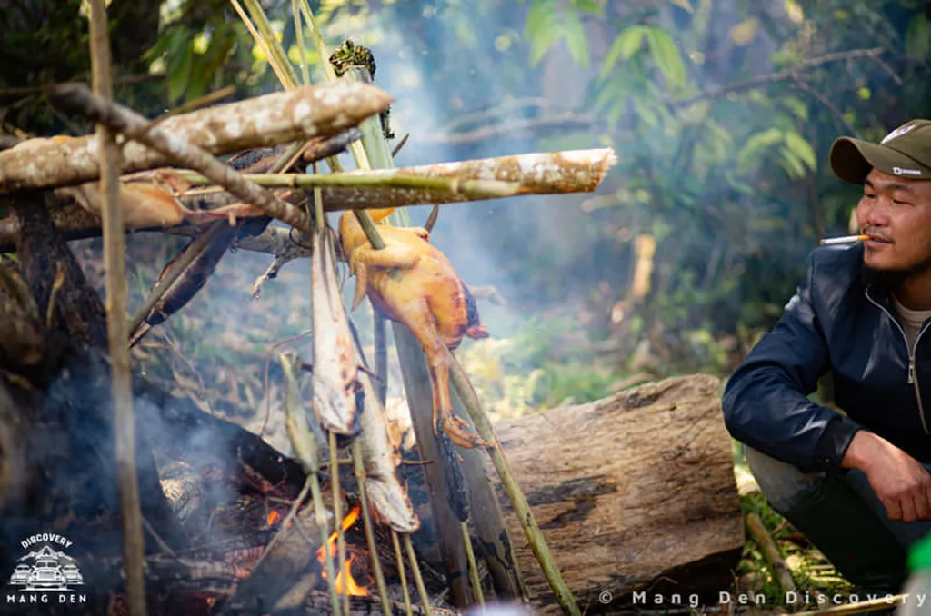 G&agrave; nướng v&agrave; cơm lam đặc sản T&acirc;y Nguy&ecirc;n tại Măng Đen