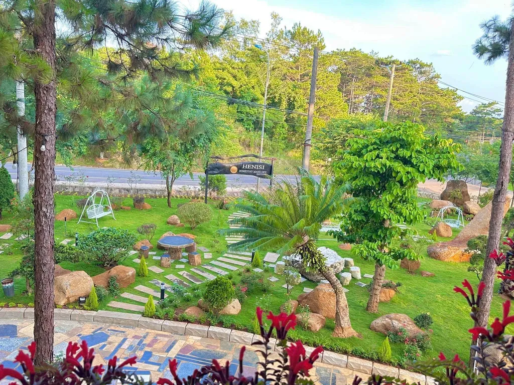 Khu sân vườn Henisi Măng Đen nhìn ra đường Phạm Văn Đồng với cây xanh, phù hợp nhóm muốn nơi ở linh hoạt gần trung tâm