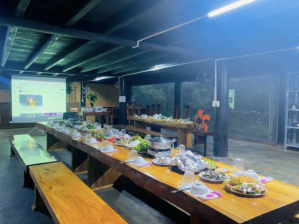 Bàn dài sinh hoạt chung tại HeniSi Homestay Măng Đen