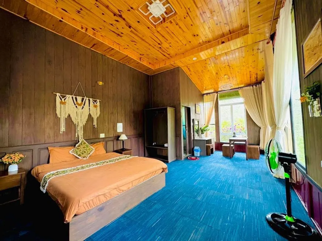 Phòng đôi gỗ ấm tại HeniSi Homestay Măng Đen