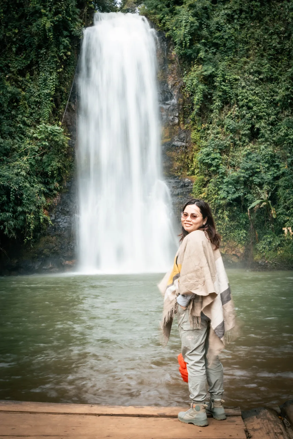 Du kh&aacute;ch nữ check-in trước Th&aacute;c Pa Sỹ Măng Đen