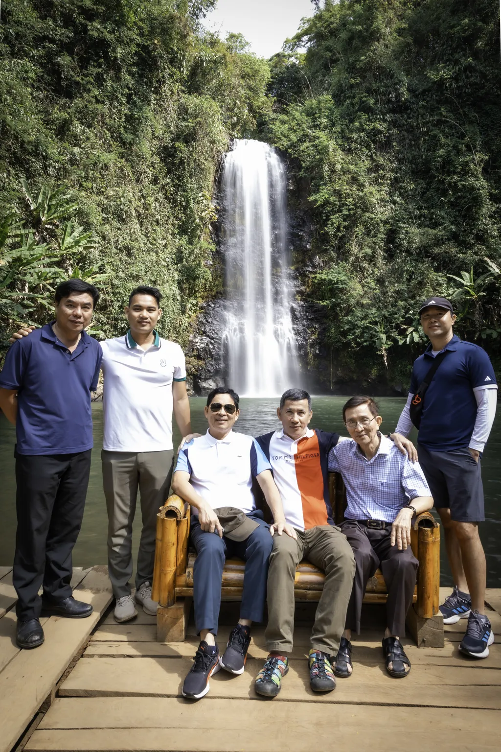 Nh&oacute;m kh&aacute;ch tham quan Th&aacute;c Pa Sỹ Măng Đen trong h&agrave;nh tr&igrave;nh tour