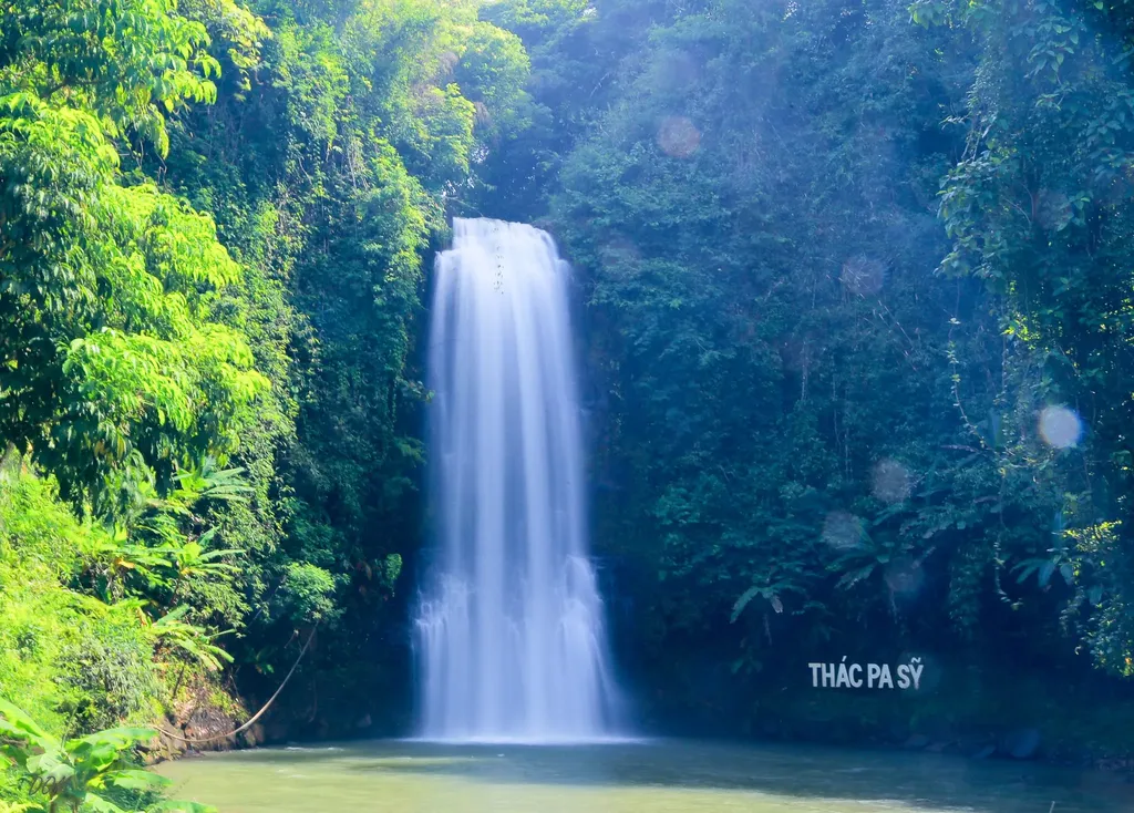 D&ograve;ng nước Th&aacute;c Pa Sỹ Măng Đen đổ xuống giữa rừng xanh