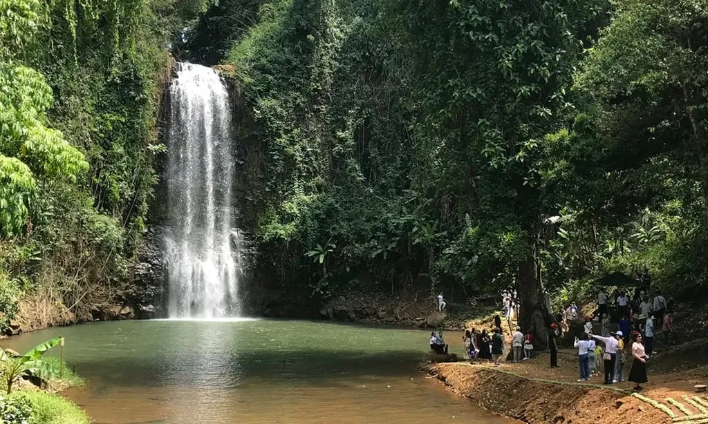 Du kh&aacute;ch tham quan khu vực Th&aacute;c Pa Sỹ Măng Đen trong ng&agrave;y nắng