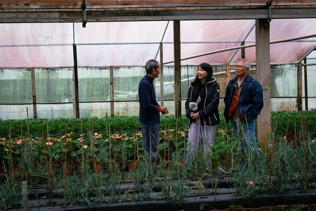 Du kh&aacute;ch tr&ograve; chuyện c&ugrave;ng người chăm vườn trong nh&agrave; lồng Thiện Mỹ Farm Măng Đen