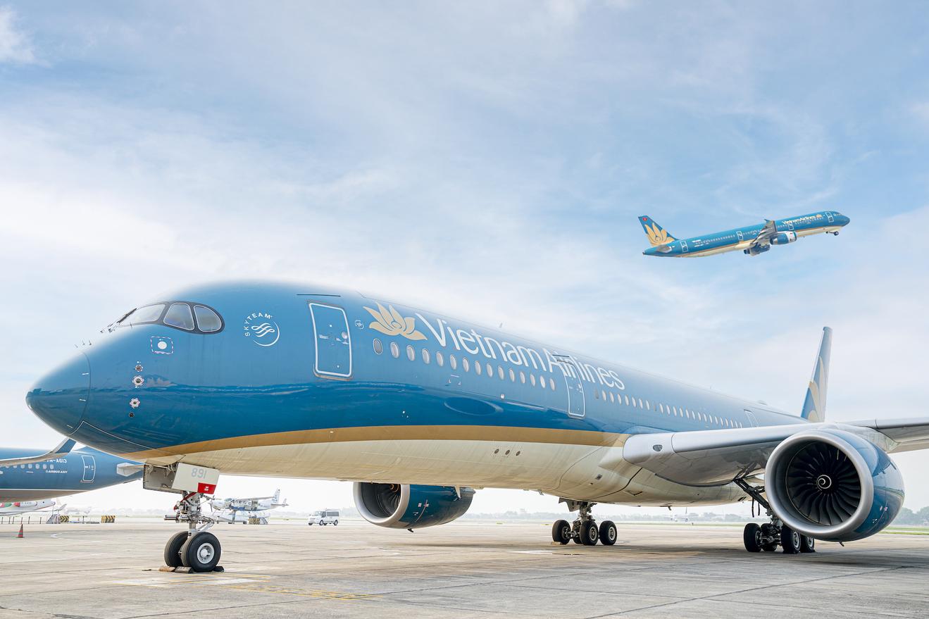 Bay đến Măng Đen: m&aacute;y bay Vietnam Airlines tr&ecirc;n đường băng trước khi nối xe về Măng Đen