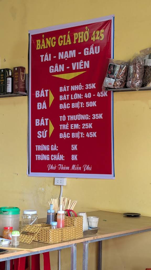 một bát phở bát đá 425 đang bốc khói tại Măng Đen