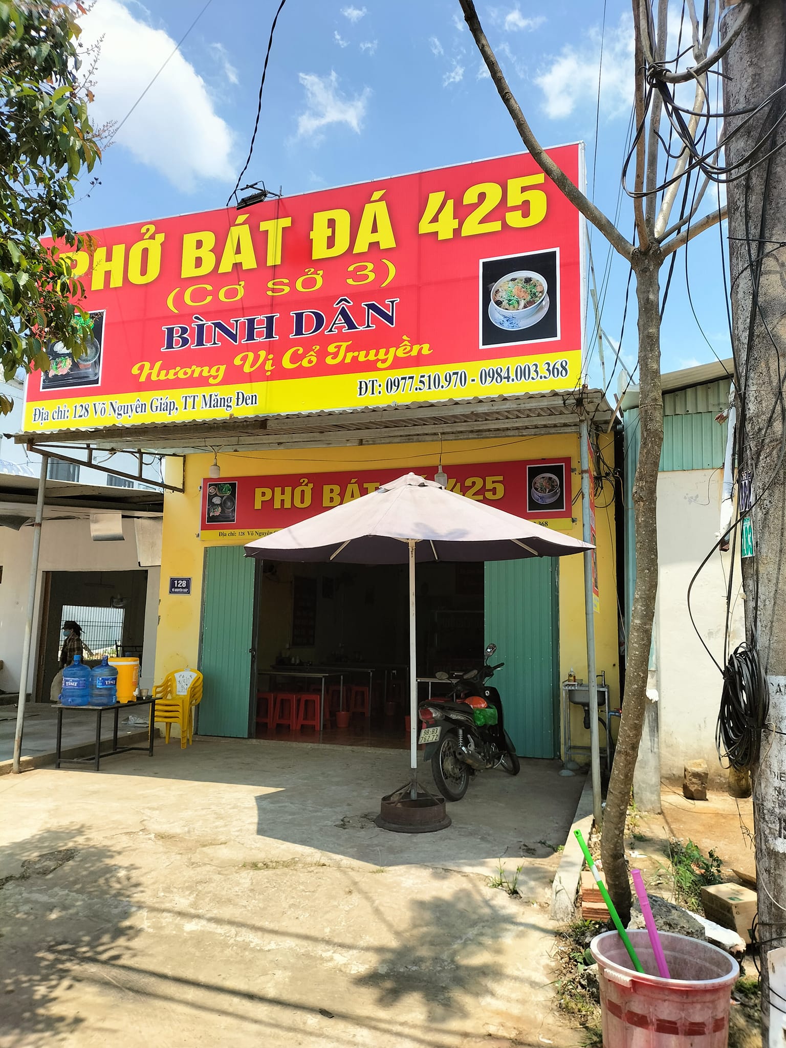 mặt tiền quán Phở Bát Đá 425 ở Măng Đen