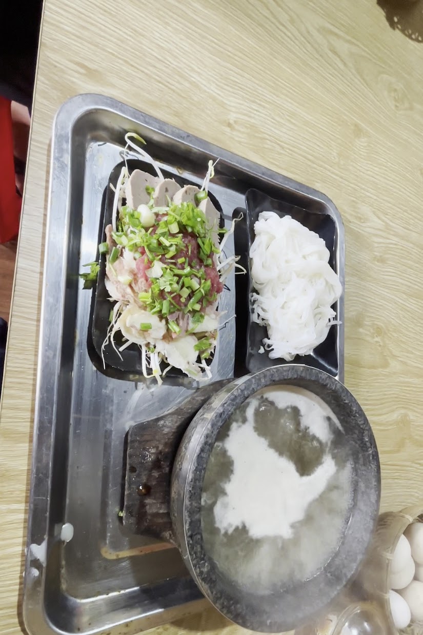 cận cảnh thịt bò, giá và hành trong phần phở bát đá