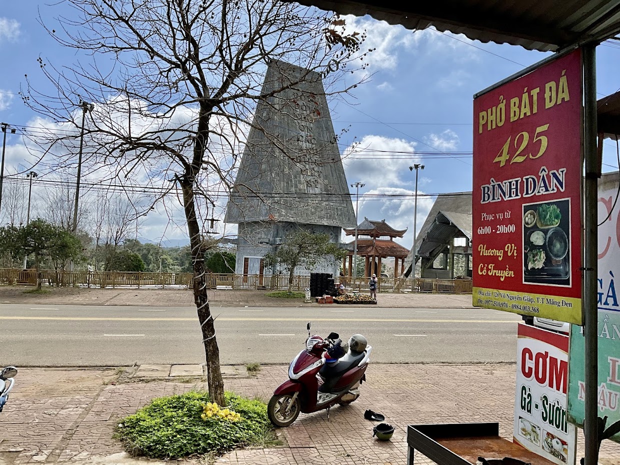 quầy và không gian bên trong quán phở bát đá 425