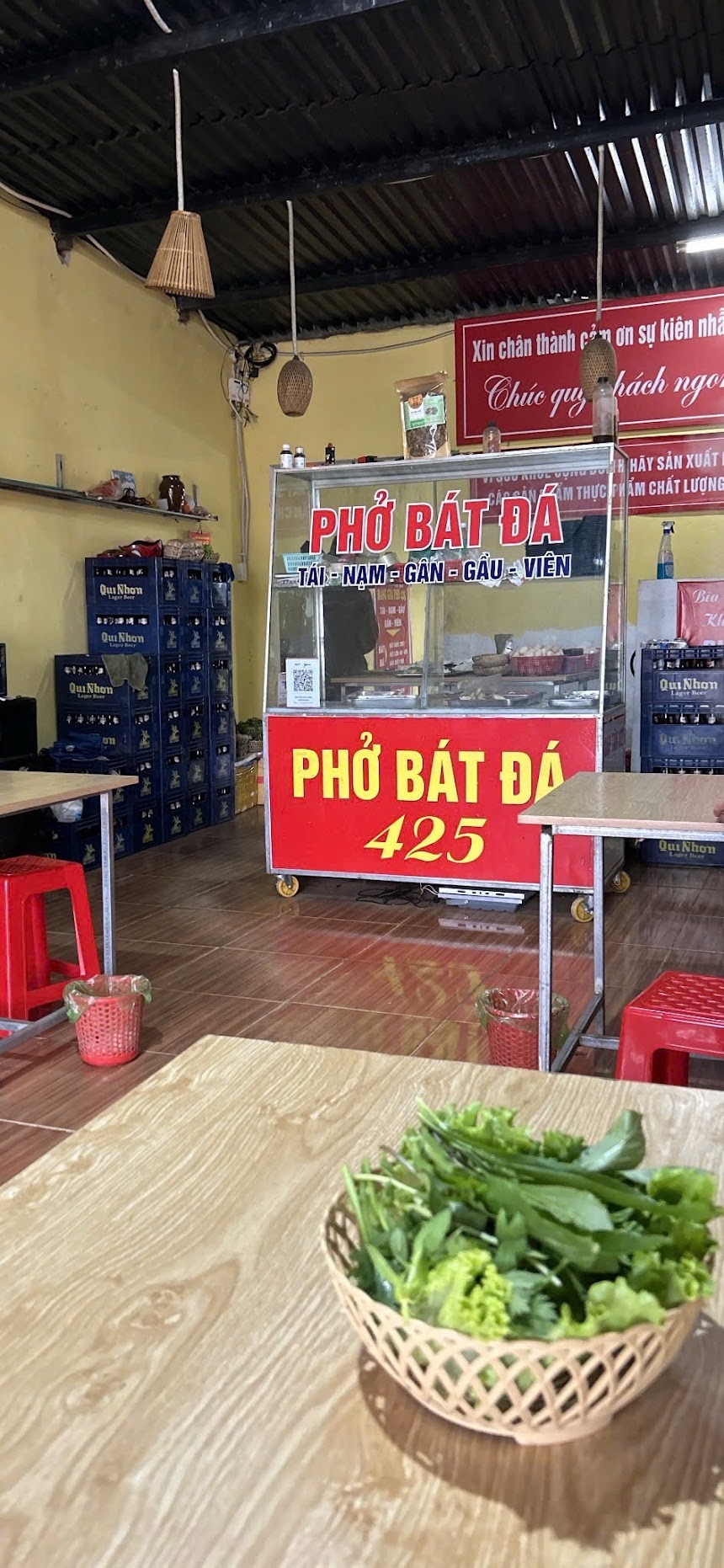 bát đá đã nấu xong với thịt bò, rau và trứng