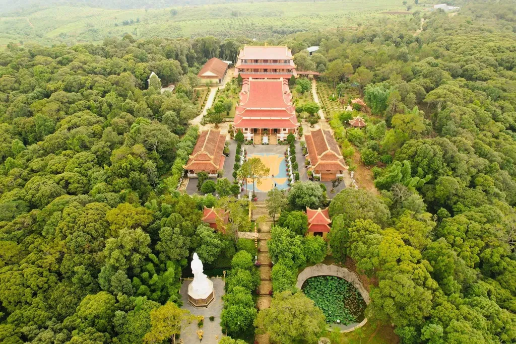 Ch&ugrave;a Kh&aacute;nh L&acirc;m Măng Đen &ndash; điểm t&acirc;m linh giữa rừng th&ocirc;ng cao nguy&ecirc;n