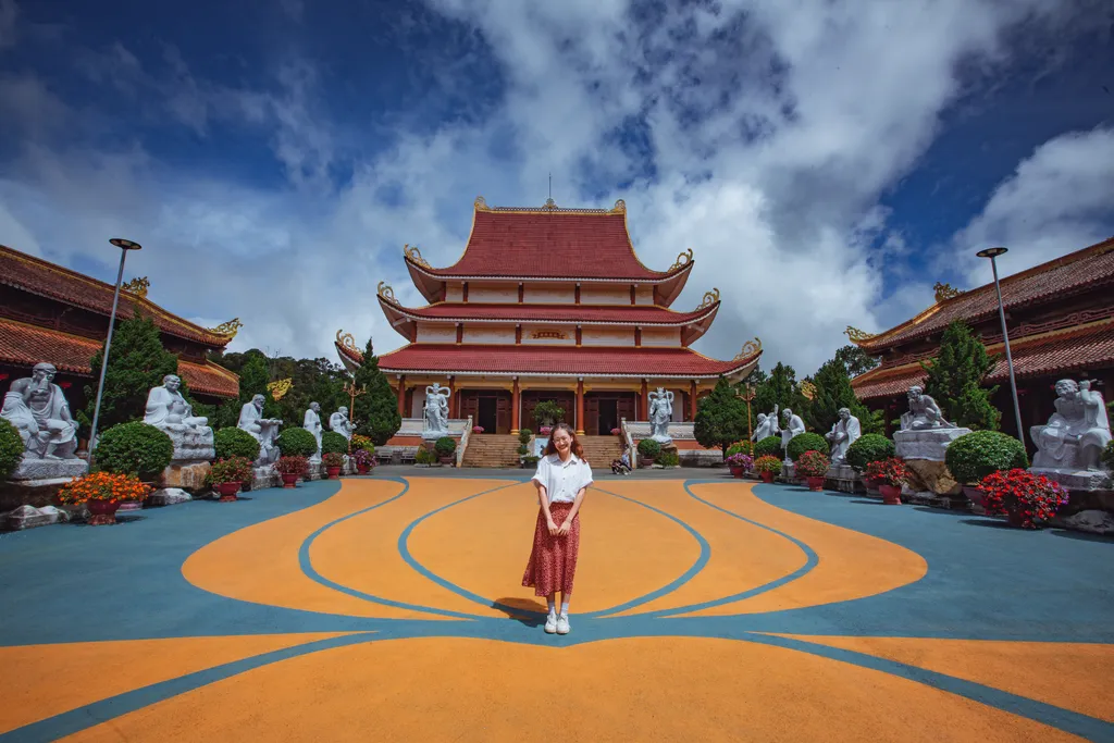 S&acirc;n ch&aacute;nh điện Ch&ugrave;a Kh&aacute;nh L&acirc;m Măng Đen với 18 tượng La H&aacute;n