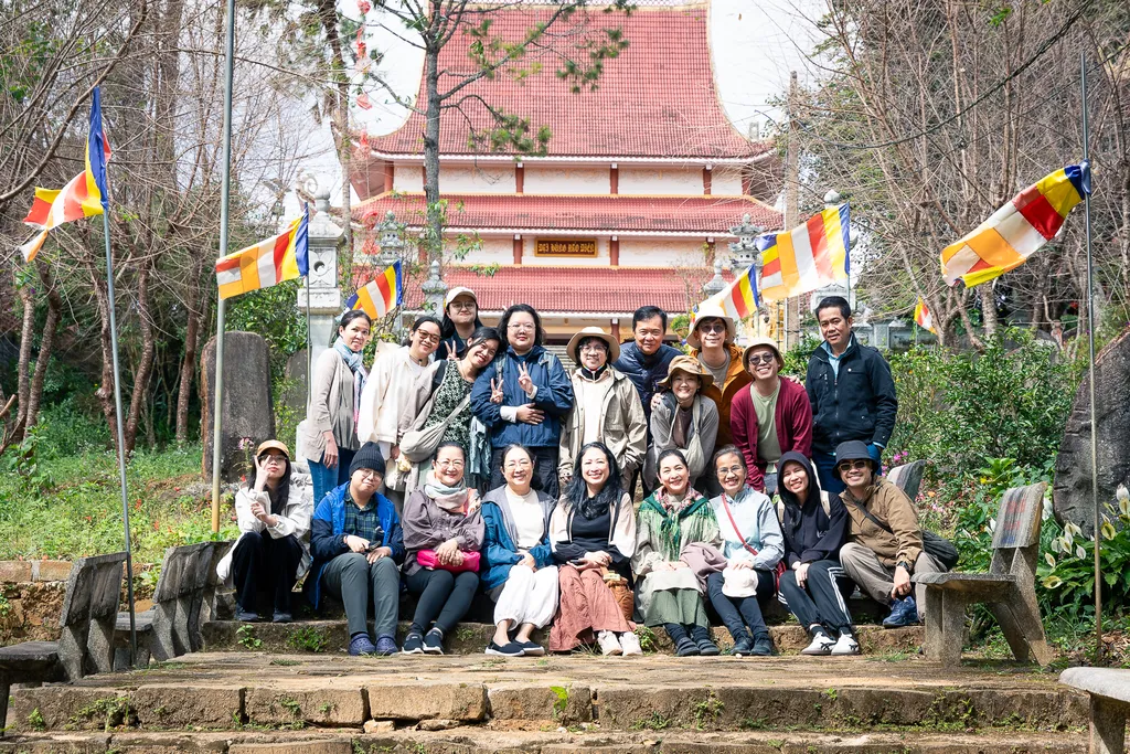 Đo&agrave;n kh&aacute;ch tham quan Ch&ugrave;a Kh&aacute;nh L&acirc;m Măng Đen trong h&agrave;nh tr&igrave;nh tour