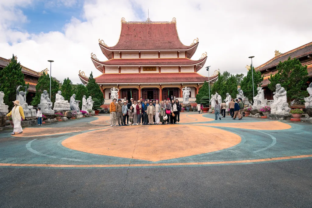 S&acirc;n trước ch&aacute;nh điện Ch&ugrave;a Kh&aacute;nh L&acirc;m Măng Đen