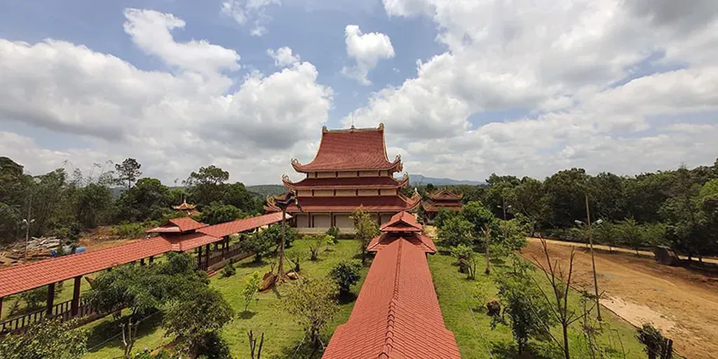 Khu&ocirc;n vi&ecirc;n Ch&ugrave;a Kh&aacute;nh L&acirc;m Măng Đen nh&igrave;n từ tr&ecirc;n cao