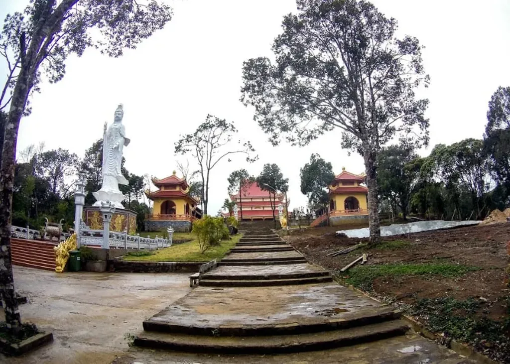 Lối bậc đ&aacute; l&ecirc;n Ch&ugrave;a Kh&aacute;nh L&acirc;m Măng Đen v&agrave; tượng Quan &Acirc;m giữa rừng