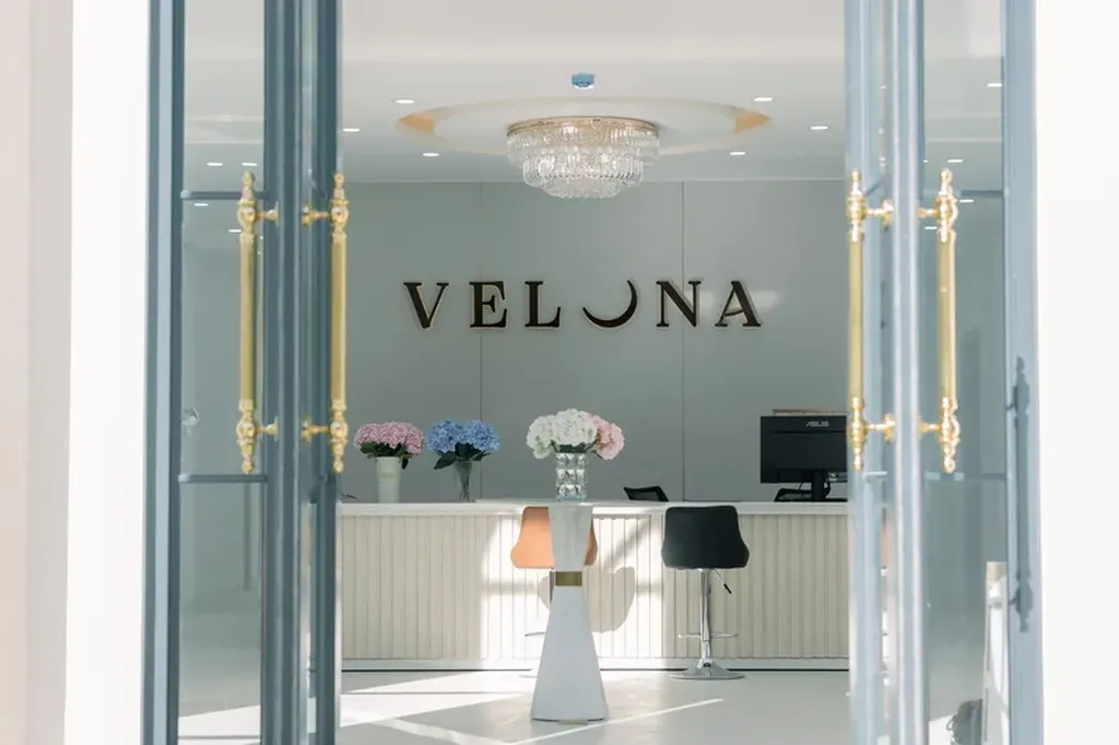 Sảnh lễ tân Veluna Hotel Măng Đen có thiết kế sáng, gọn và phù hợp khách lần đầu cần nơi lưu trú rõ ràng