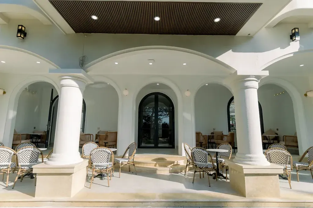 Khu hiên và không gian ngồi ngoài trời tại Veluna Hotel Măng Đen với tông trắng sáng phù hợp khách thích khách sạn đẹp ở Măng Đen