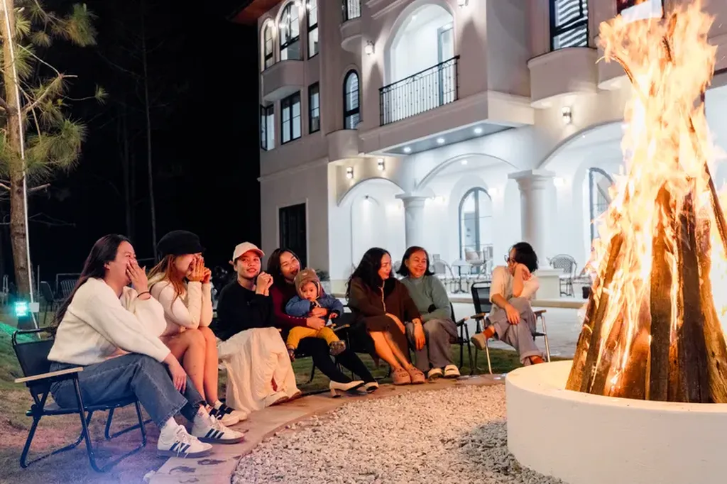 kh&aacute;ch ngồi chill quanh lửa trại tại veluna hotel măng đen, một kh&aacute;ch sạn mới x&acirc;y tại Măng Đen