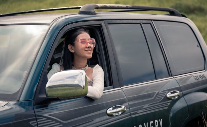 cô gái chụp ảnh từ trong xe 2 cầu của Măng Đen Discovery khi tham gia tour 2n1d Măng Đen trekking