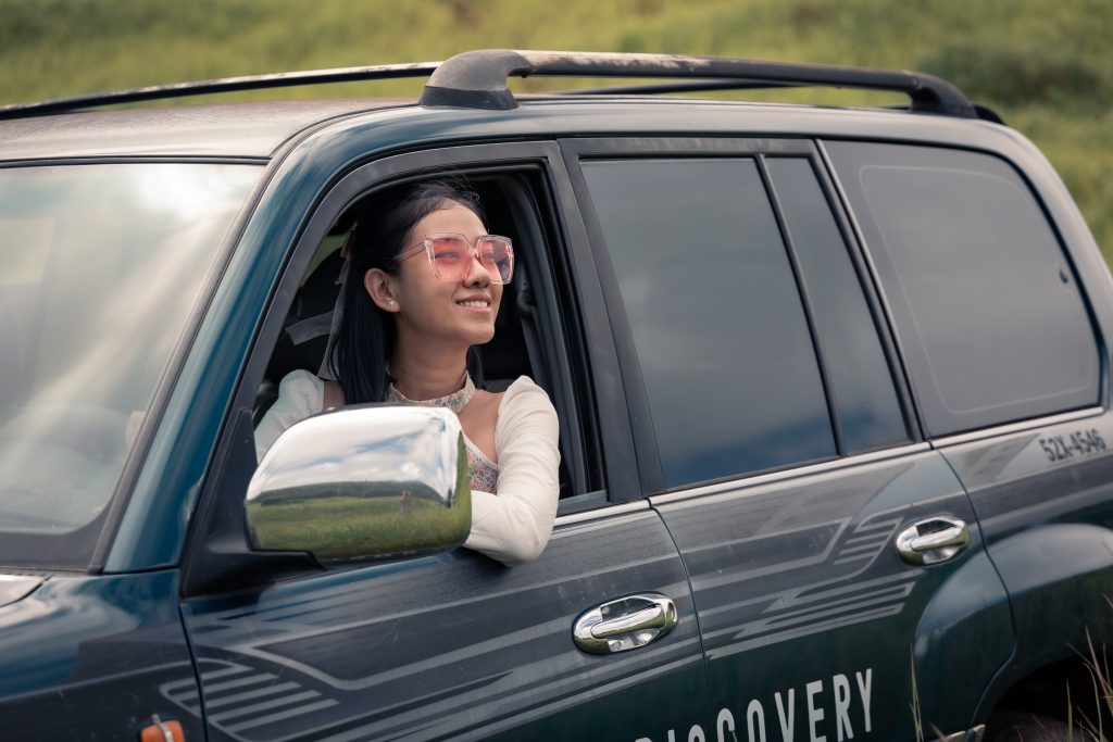 cô gái chụp ảnh từ trong xe 2 cầu của Măng Đen Discovery khi tham gia tour 2n1d Măng Đen