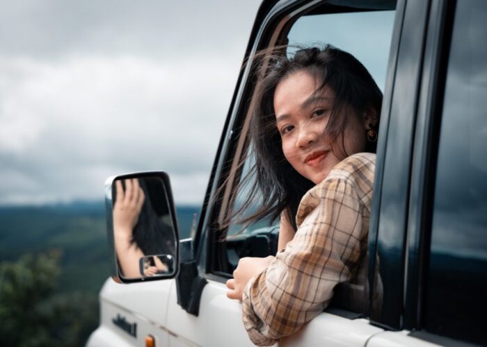 c&ocirc; g&aacute;i chụp ảnh từ xe 2 cầu của Măng Đen Discovery khi tham quan n&uacute;i rừng trong tour 1n1d Măng Đen
