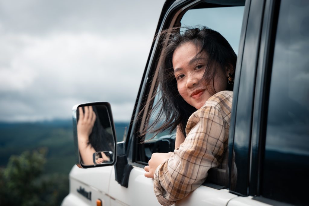 Review Măng Đen – khách trải nghiệm Photo Tour tạo dáng bên xe trên cung đường Măng Đen