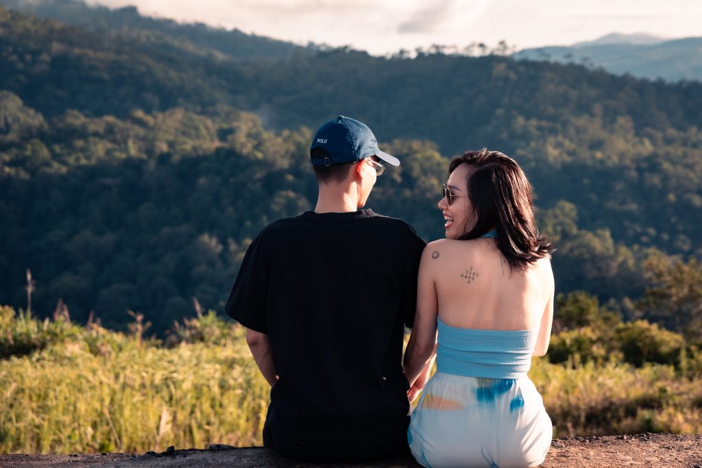 Cặp đôi ngồi ngắm thung lũng trong chuyến đi Măng Đen