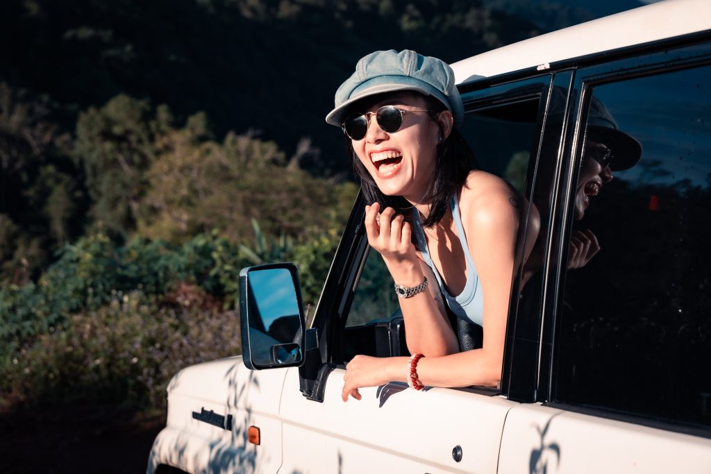 Khách ngồi trên xe trong hành trình photo tour Măng Đen